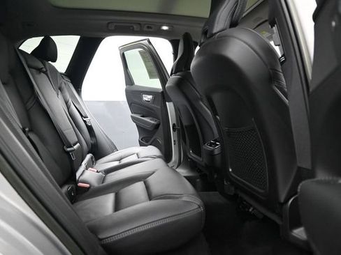 Used 2022 Volvo XC60 B5 Inscription w/ Protection Package Premier FWD image 19