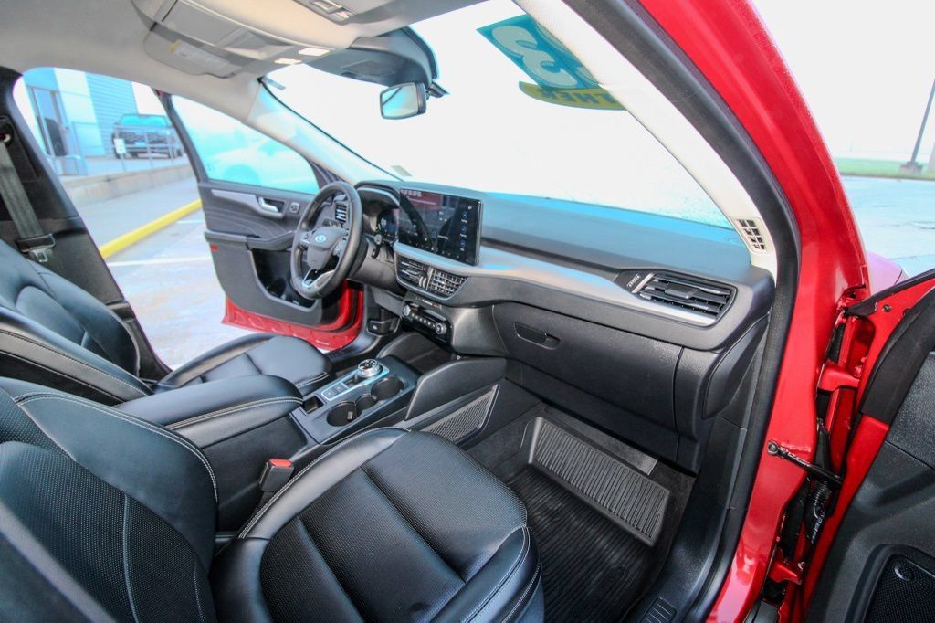 Used 2023 Ford Escape Platinum AWD/4WD image 16