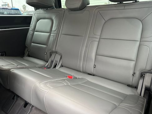 Used 2019 Lincoln Navigator Reserve image 15