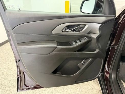 Used 2023 Chevrolet Traverse LT FWD image 8