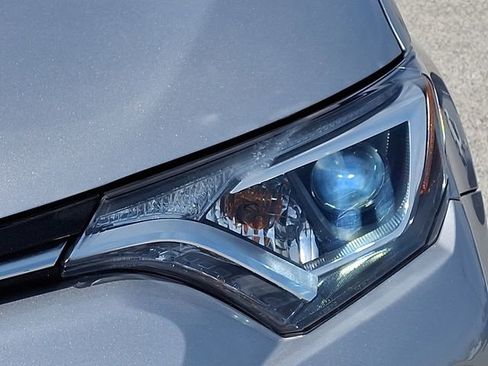 Used 2018 Toyota RAV4 LE image 12