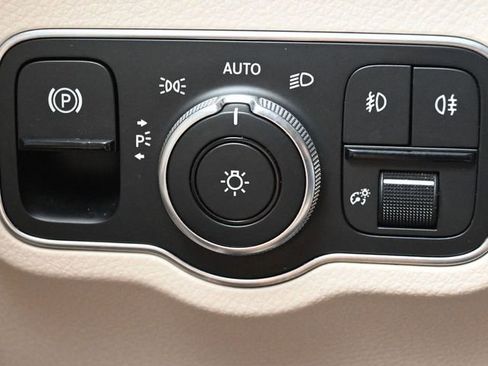 Used 2020 Mercedes-Benz GLB 250 w/ Premium Package image 22