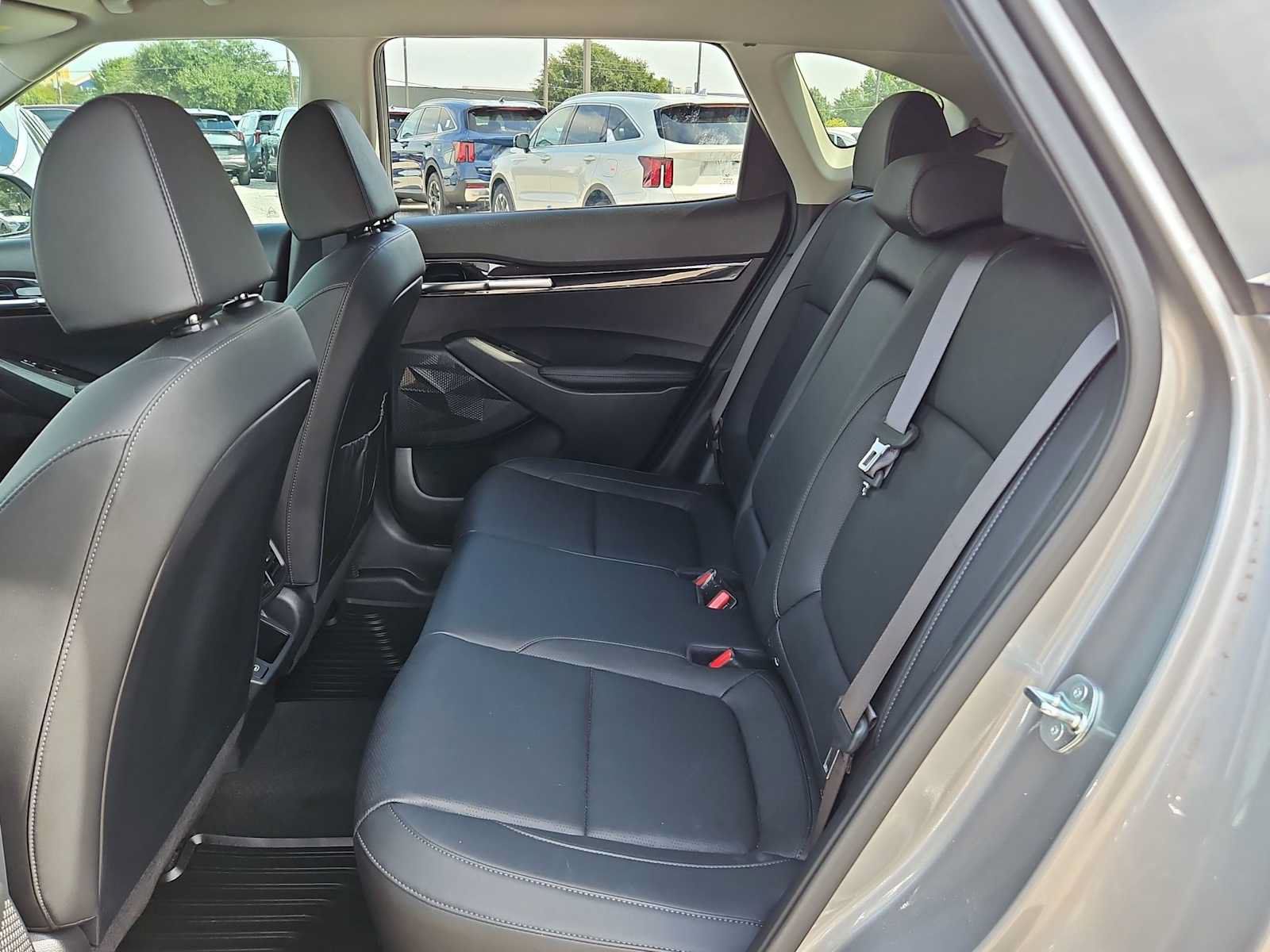 Used 2024 Kia Seltos EX FWD image 23