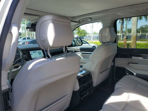 Used 2022 Jeep Wagoneer Series III w/ Premium Group I image 18