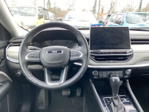 Used 2022 Jeep Compass Limited image 13