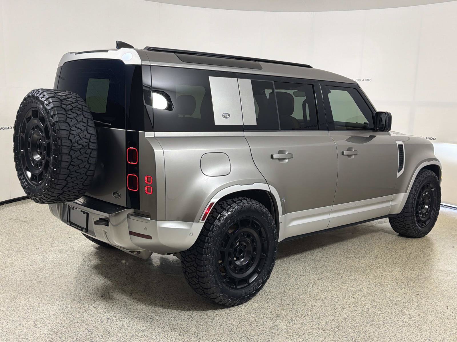 Used 2023 Land Rover Defender 110 SE AWD/4WD image 5
