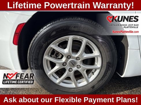 Used 2023 Chrysler Pacifica Touring-L image 11