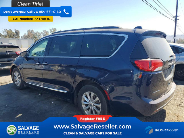Used 2017 Chrysler Pacifica Touring-L FWD image 3