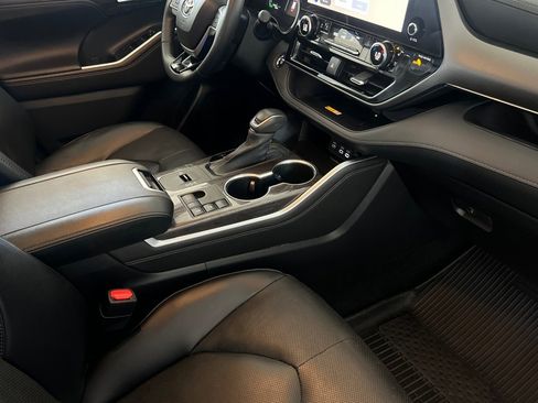 Used 2023 Toyota Highlander Limited image 15