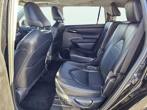 Used 2023 Toyota Highlander XLE image 32