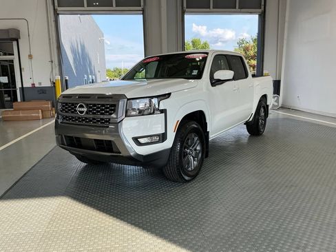 Used 2025 Nissan Frontier SV w/ SV Convenience Package RWD image 2