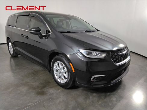 Used 2023 Chrysler Pacifica Touring-L FWD image 3