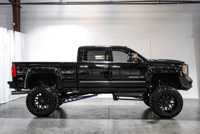 Used 2017 GMC Sierra 2500 Denali w/ Duramax Plus Package AWD/4WD image 9