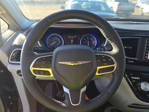 Used 2023 Chrysler Voyager LX FWD image 10