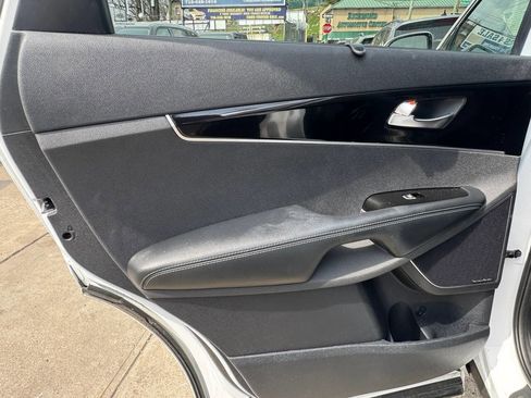 Used 2019 Kia Sorento SX image 33