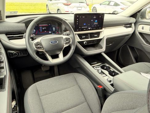 Used 2025 Ford Explorer Active AWD/4WD image 10