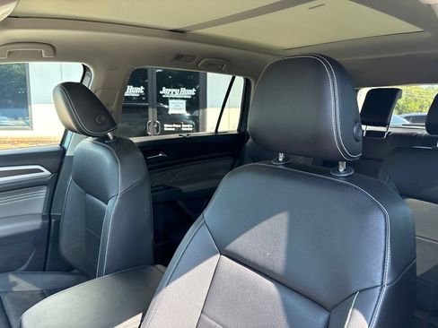 Used 2023 Volkswagen Atlas SE w/ Panoramic Sunroof Package AWD/4WD image 3