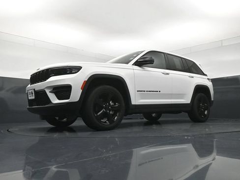Used 2023 Jeep Grand Cherokee Altitude AWD/4WD image 20