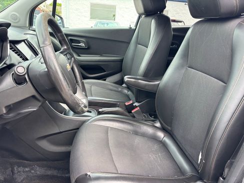 Used 2022 Chevrolet Trax LT w/ LT Convenience Package AWD/4WD image 14