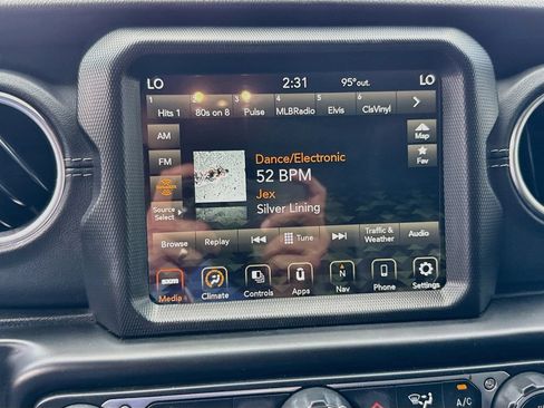 Used 2022 Jeep Wrangler Unlimited Sahara AWD/4WD image 16