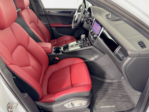 Certified 2026 Porsche Macan AWD/4WD image 30