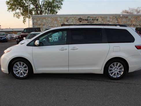 Used 2017 Toyota Sienna Limited Premium image 4