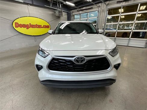 Used 2021 Toyota Highlander LE FWD image 8