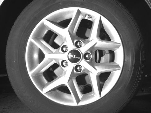 Used 2025 Kia Soul LX w/ LX Technology Package FWD image 13