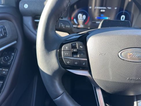 Used 2025 Ford Explorer Platinum image 18