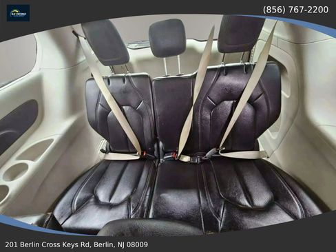 Used 2018 Chrysler Pacifica Touring-L image 29