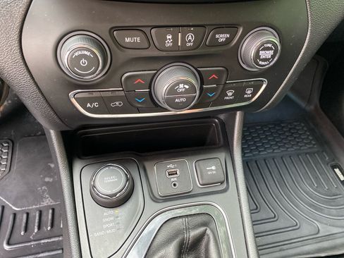 Used 2019 Jeep Cherokee Limited AWD/4WD image 17