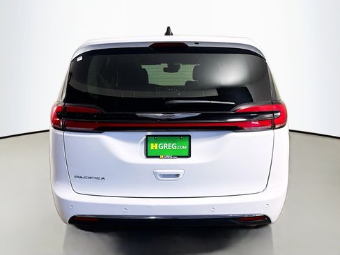 Used 2024 Chrysler Pacifica Touring-L image 8