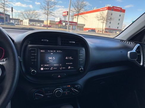 Used 2025 Kia Soul LX w/ LX Technology Package FWD image 33