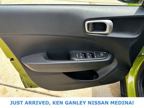 Used 2022 Hyundai Venue SE FWD image 14
