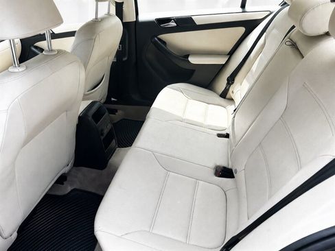 Used 2011 Volkswagen Jetta SE FWD image 9