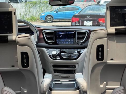 Used 2017 Chrysler Pacifica Limited FWD image 21