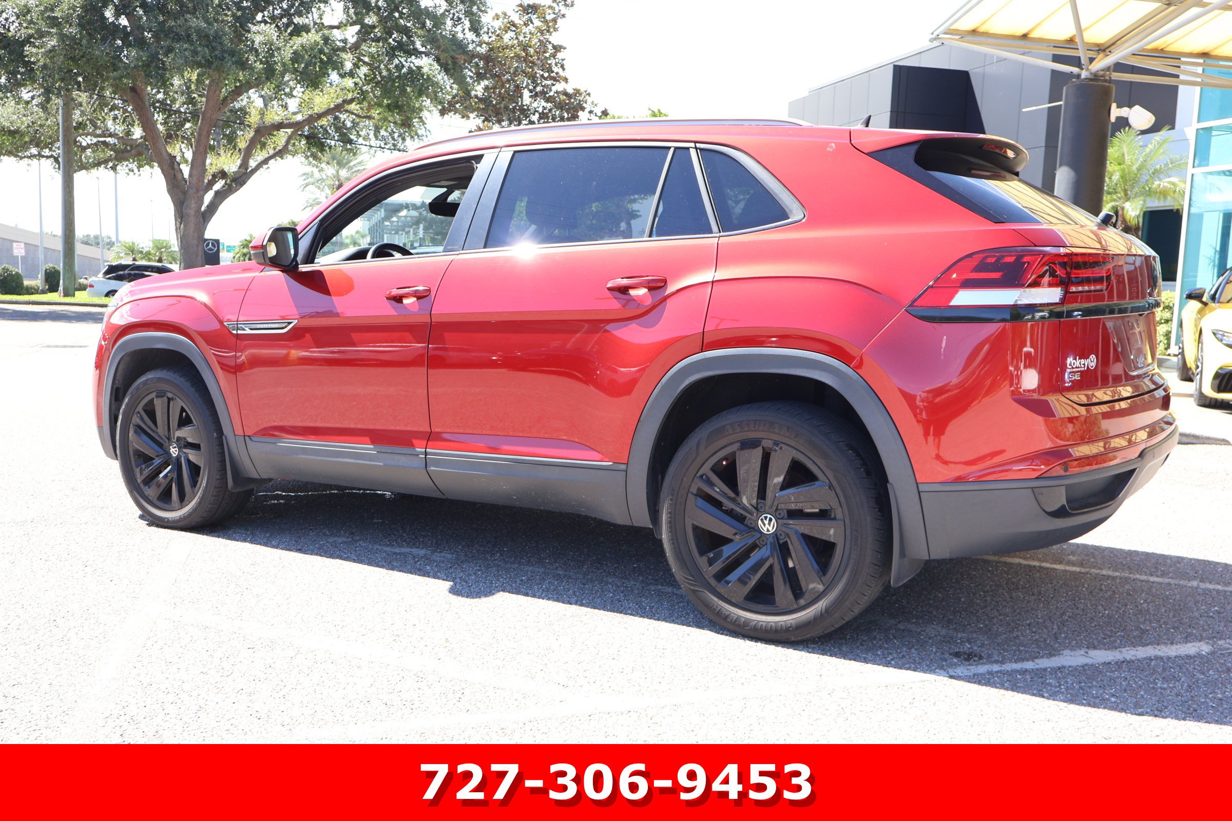Used 2021 Volkswagen Atlas Cross Sport SE w/ 20" Black Wheels Package FWD image 6
