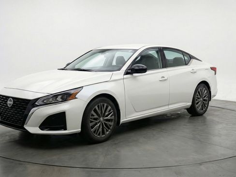 Used 2025 Nissan Altima 2.5 SV FWD image 2