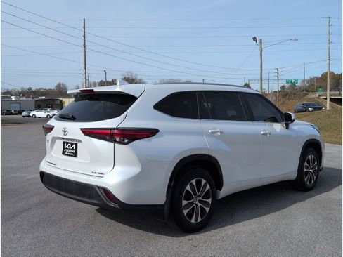 Used 2023 Toyota Highlander XLE image 5