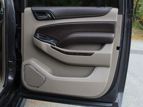 Used 2015 Chevrolet Suburban LT image 17