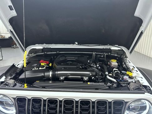 Used 2025 Jeep Wrangler Unlimited Rubicon AWD/4WD image 24