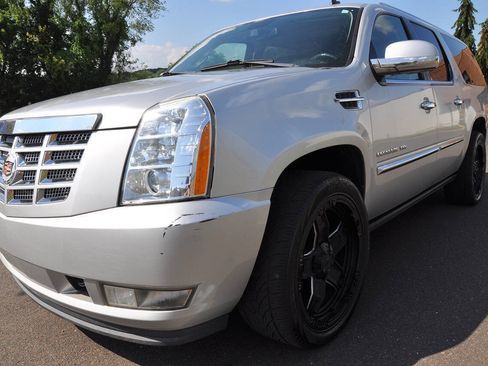 Used 2011 Cadillac Escalade ESV Premium AWD/4WD image 2