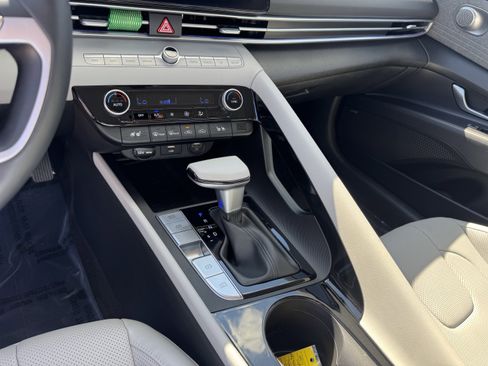 Used 2023 Hyundai Elantra Limited image 30