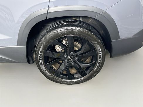 Used 2023 Volkswagen Taos SE w/ Panoramic Sunroof Package image 11