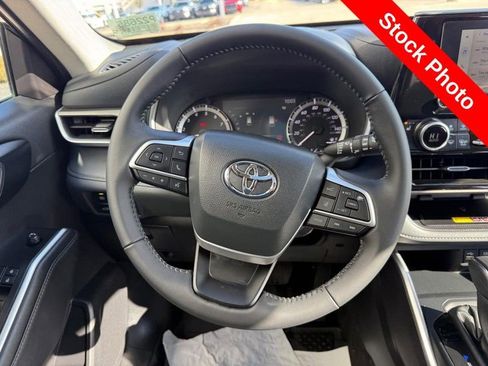 Used 2025 Toyota Highlander XLE image 14