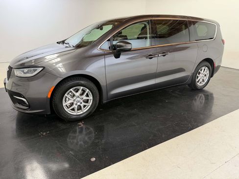 Used 2023 Chrysler Pacifica Touring-L FWD image 13