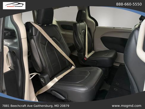 Used 2017 Chrysler Pacifica Touring-L w/ Tire & Wheel Group FWD image 10