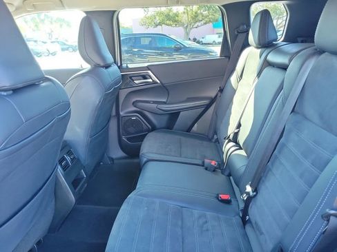 Used 2025 Mitsubishi Outlander SE image 15
