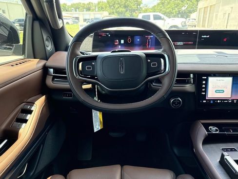 New 2026 Lincoln Navigator Reserve AWD/4WD image 18