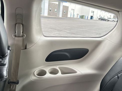 Used 2024 Chrysler Pacifica Touring-L image 59
